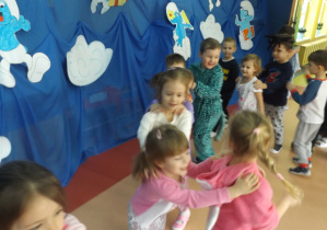 tańce aedług pomysłu dzieci